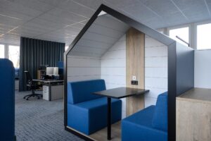 Rückzugsbereich für konzentriertes Arbeiten bei HERM. SPRENGER METALLWARENFABRIK in Iserlohn, eingerichtet von Grothe Büro & Objekteinrichtungen in Hemer