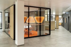 Raum-in-Raum-System bei der Firma Schlueter Systems in Iserlohn, eingerichtet von Grothe Büro & Objekteinrichtungen in Hemer