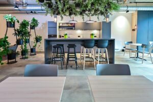 Pausenraum von Verfuß aus Hemer mit Blick auf Küche und Tresen mit Barhockern, eingerichtet von Grothe Büro & Objekteinrichtungen