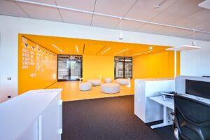 Flexible Meetingzone mit flexiblen Sitzelementen bei der Firma Bürkert in Menden, eingerichtet von Grothe Büro & Objekteinrichtungen in Hemer