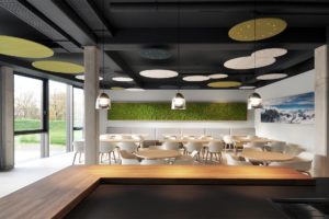 Cafeteria von Albert Zwick mit Akustikelementen an der Decke und Bistrostühlen, Foto: Moritz Gerigk