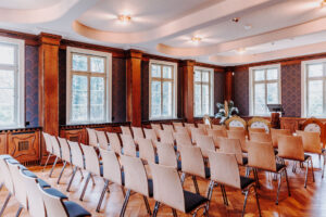 Konferenzsaal des Gut Rödinghausen in Menden mit neuer, hochwertiger Bestuhlung/Konferenzstühlen von Grothe Büro- und Objekteinrichtungen