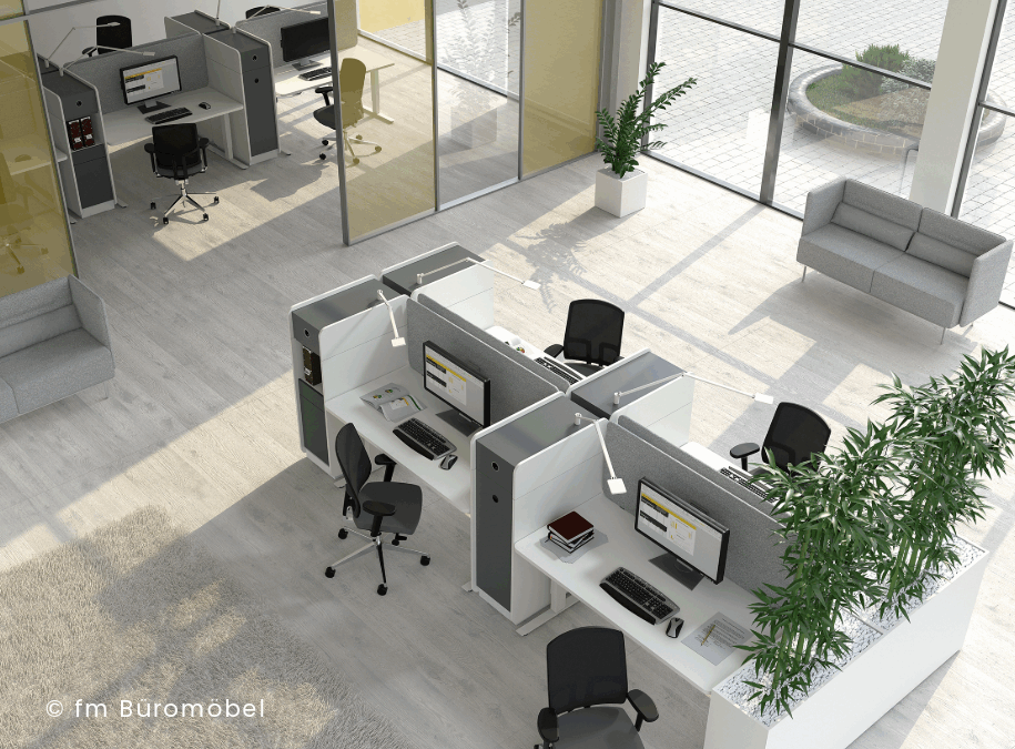 Büroansicht eines Großraumbüros mit mehreren Arbeitsplätzen, die mit dem ConceptQ-System von FM Büromöbel getrennt wurden