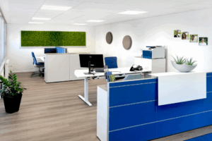 Zurich Agentur Elz Neue Büroeinrichtung von Grothe Büro & Objekteinrichtungen mit neuen Bürostühlen, neuer Theke, Moosbild und akustischen Wandelementen angepasst auf das strahlende Blau des CI von Zurich Agenturen