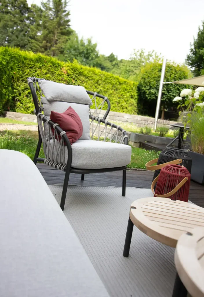 Klea-Pfauensessel mit Laternen daneben in Gartenmöbel-Ausstellung in Hemer bei Grothe Objekteinrichtungen