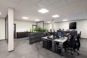 Heisel & Heiner Einzelarbeitsplätze und Küche, modern eingerichtetes Büro