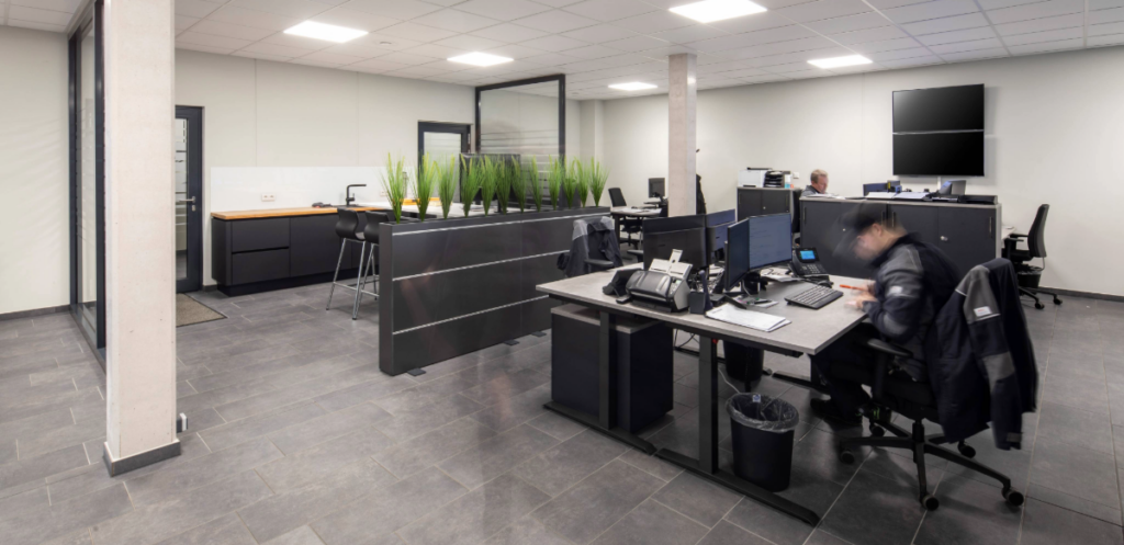 Offene Einzelarbeitsplätze für fokussiertes Arbeiten bei Heisel & Heiner, gestaltet von Grothe Büro & Objekteinrichtungen