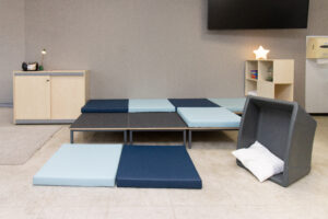 Flexible Lernlandschaft mit Podesten und Rückzugsorten für Schüler der Brabeckschule Hemer.
